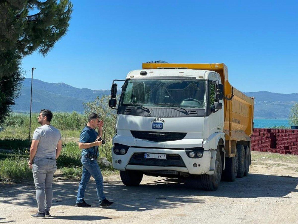 Bursa'da kamyondan hırsızlık yapan şüpheliyi yürüyüşü ele verdi