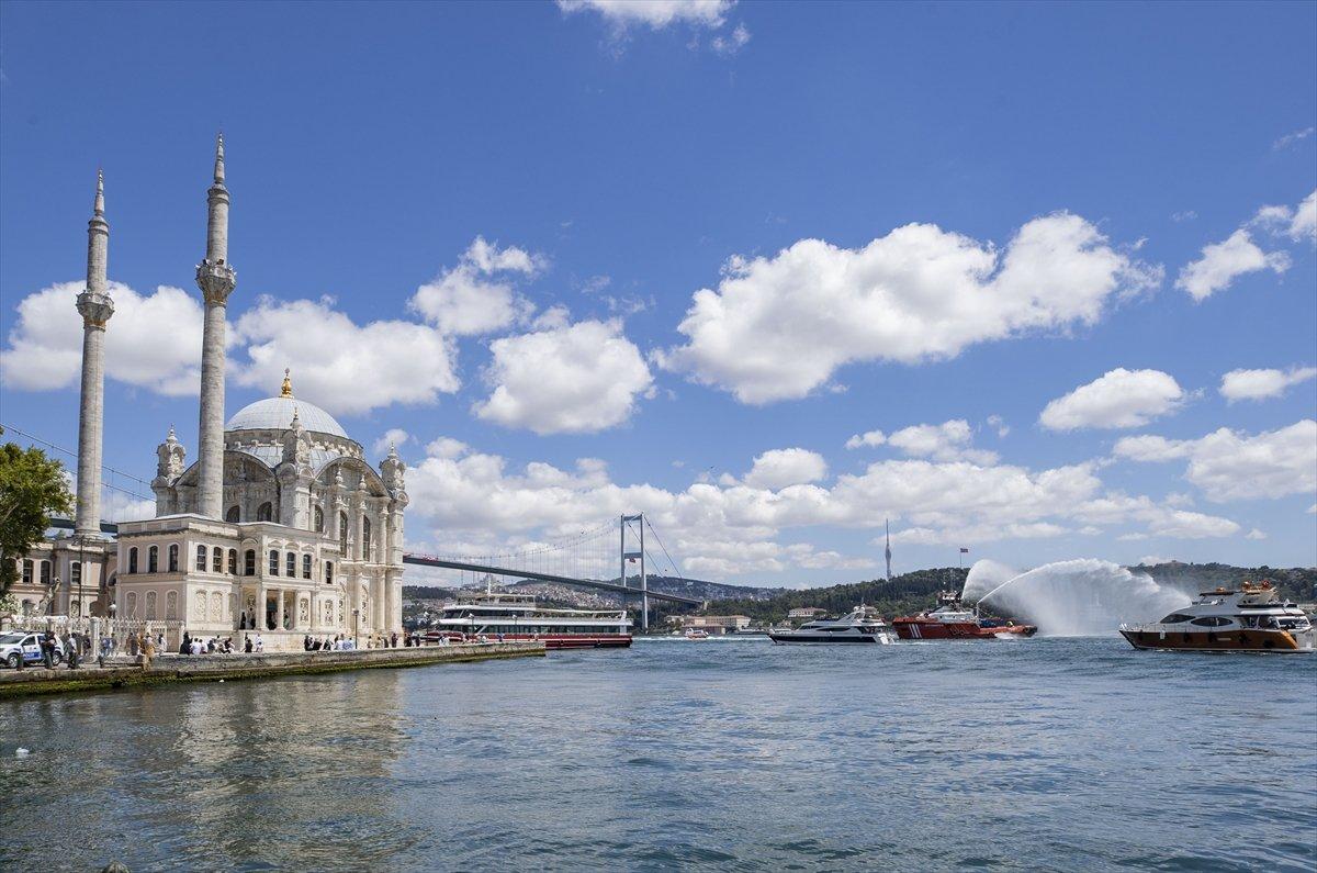 Kıyı Emniyeti’nden İstanbul Boğazı'nda saygı seyri