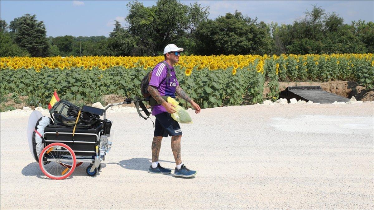İspanyol futbolsever, FIFA Dünya Kupası'nı izlemeye yürüyerek gidiyor