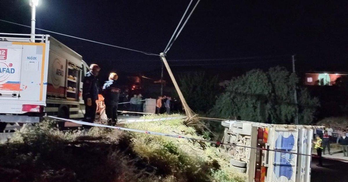 Niğde’de kamyon şarampole devrildi: Anne ve oğlu öldü