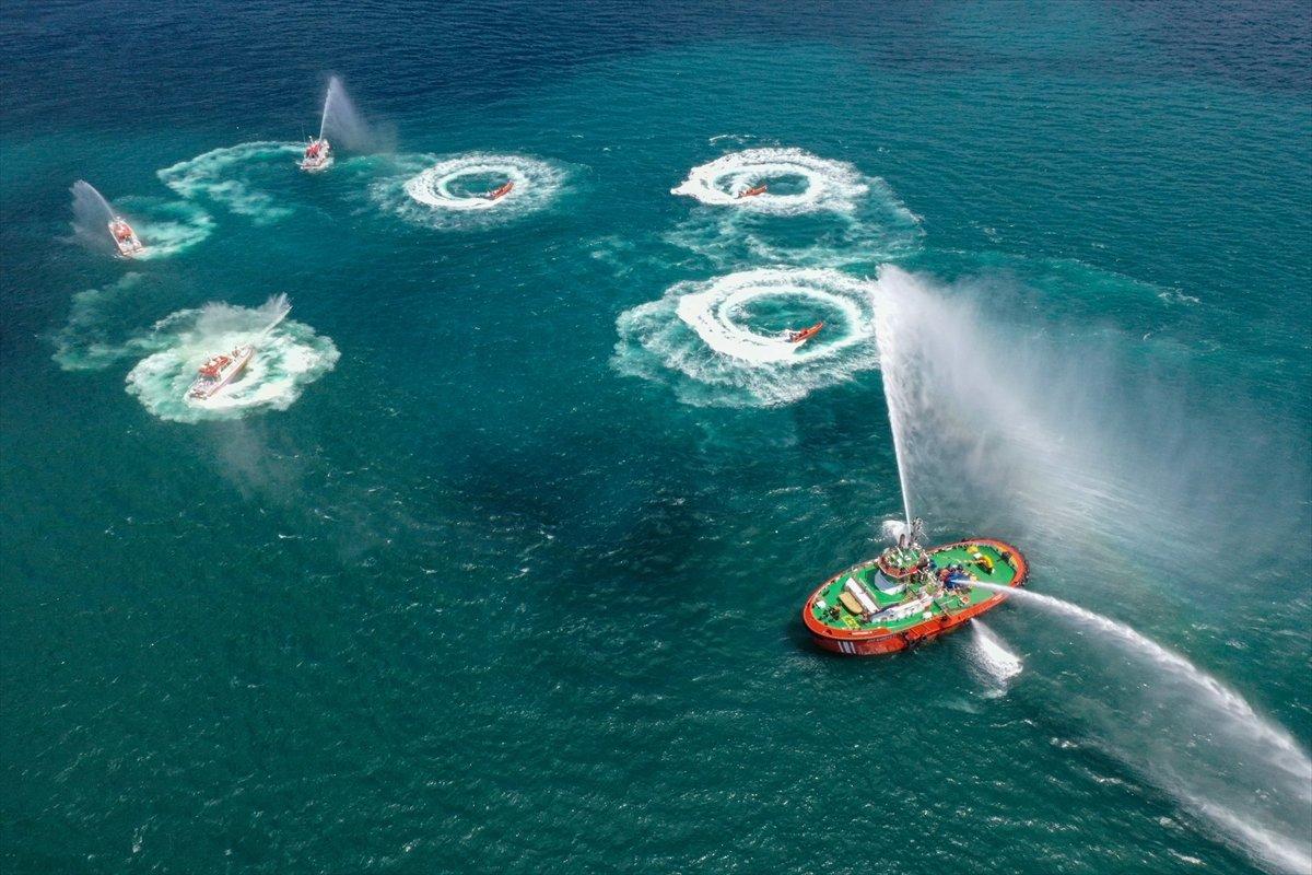 Kıyı Emniyeti’nden İstanbul Boğazı'nda saygı seyri