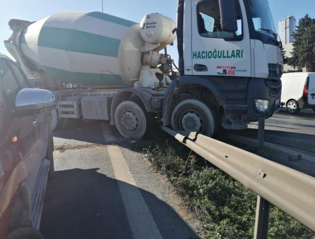 İstanbul'da çarptığı otomobili sürükleyen beton mikseri, refüje girdi