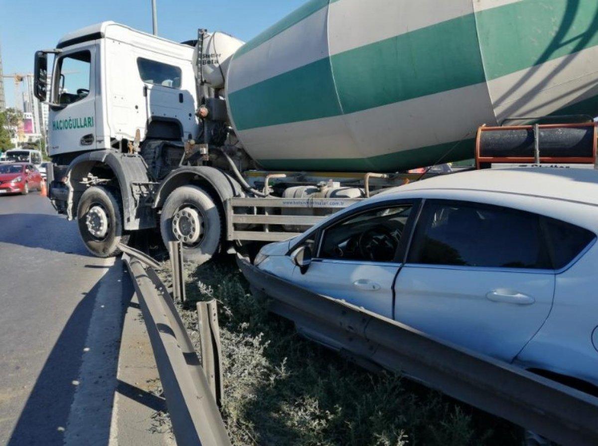 İstanbul'da çarptığı otomobili sürükleyen beton mikseri, refüje girdi