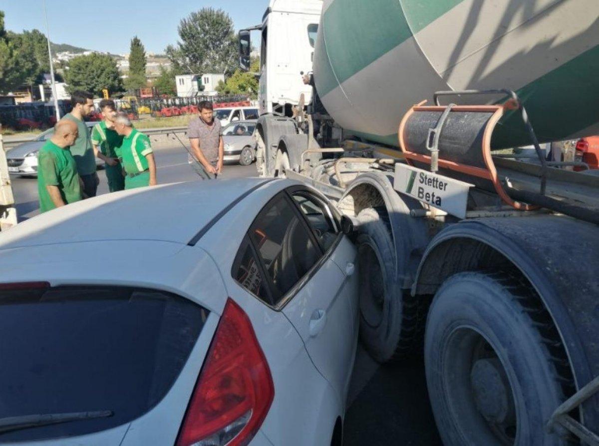 İstanbul'da çarptığı otomobili sürükleyen beton mikseri, refüje girdi