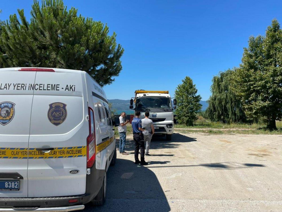 Bursa'da kamyondan hırsızlık yapan şüpheliyi yürüyüşü ele verdi