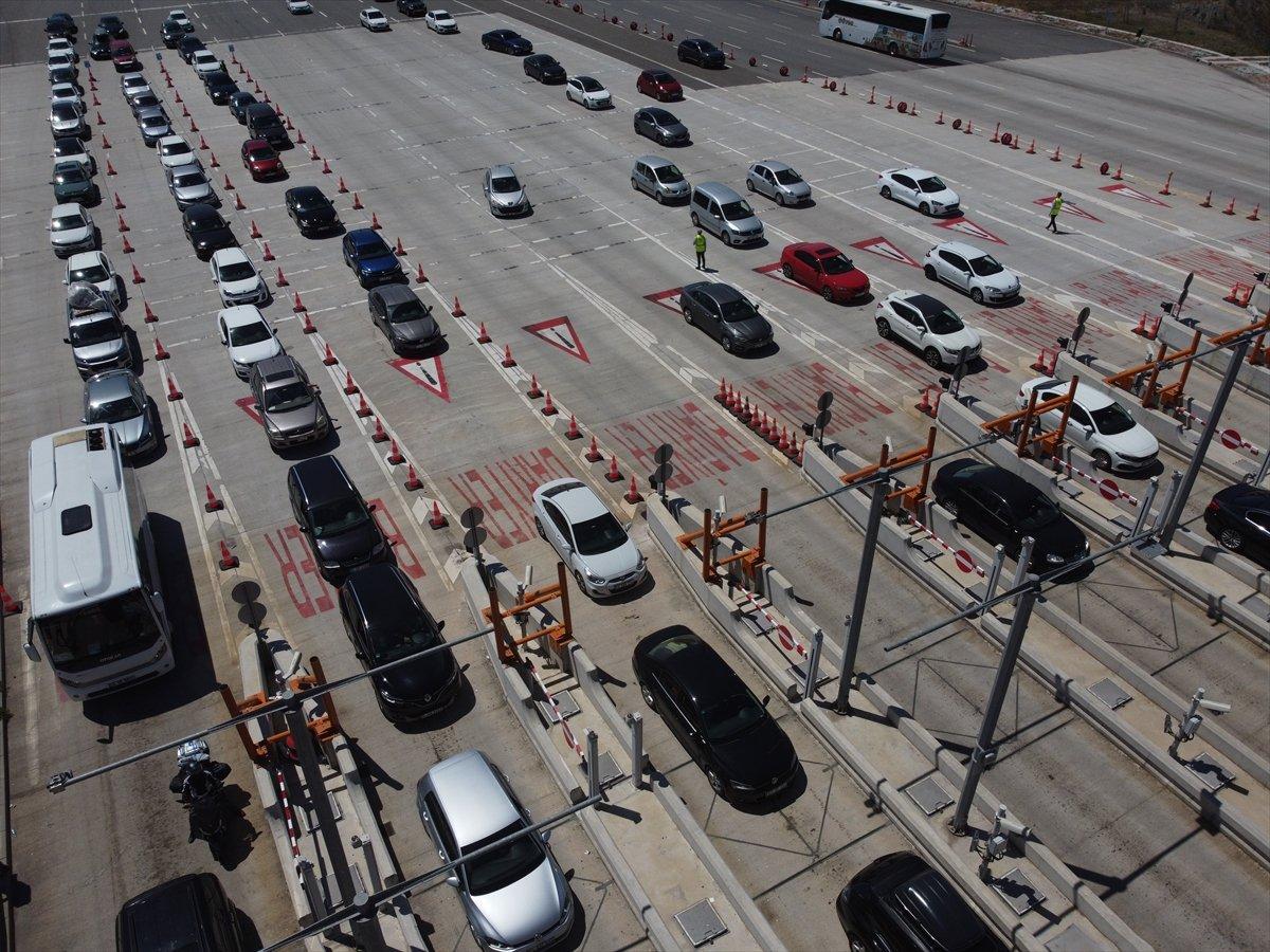 İstanbul-İzmir Otoyolu'nda tatil dönüşü yoğunluğu