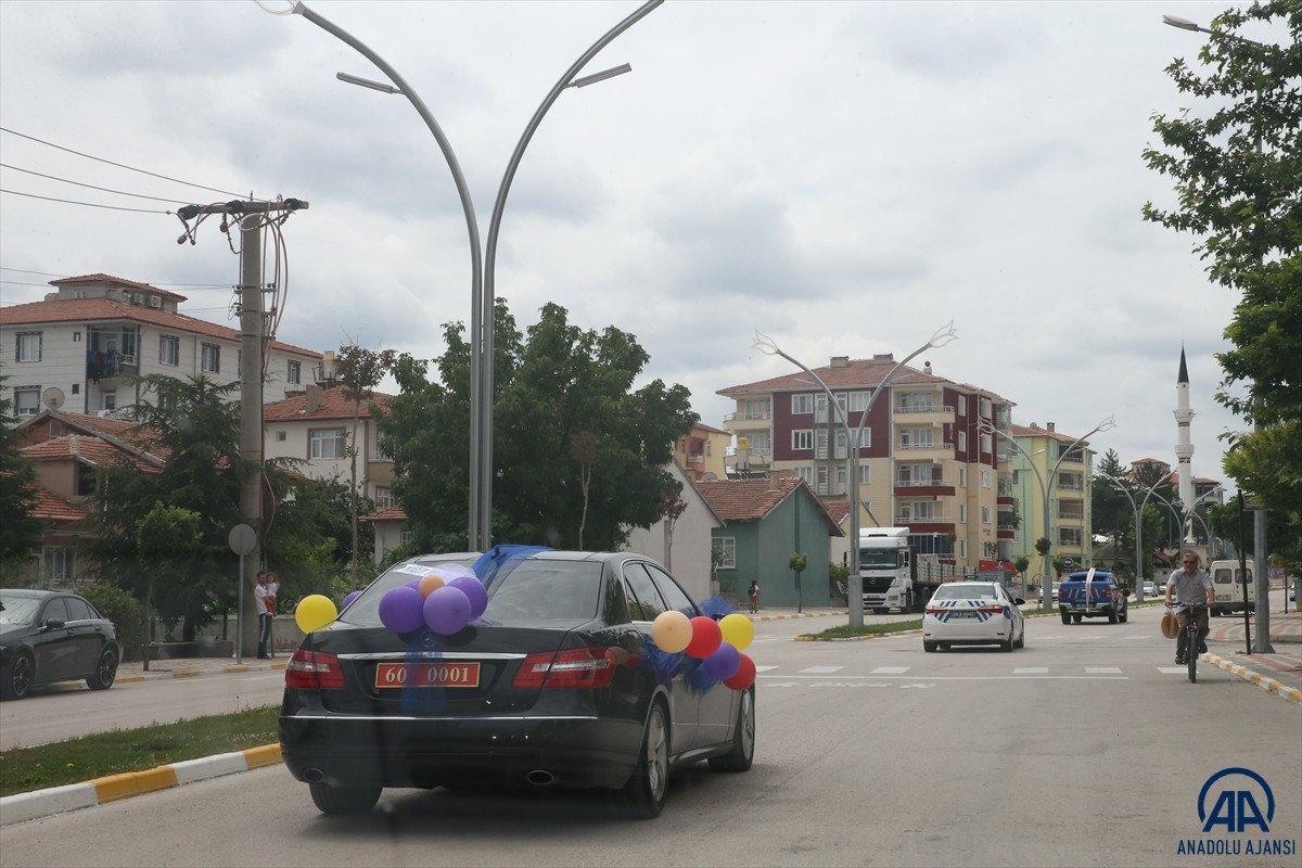 Tokat'ta vali şehit çocuğuna makam aracını tahsis etti