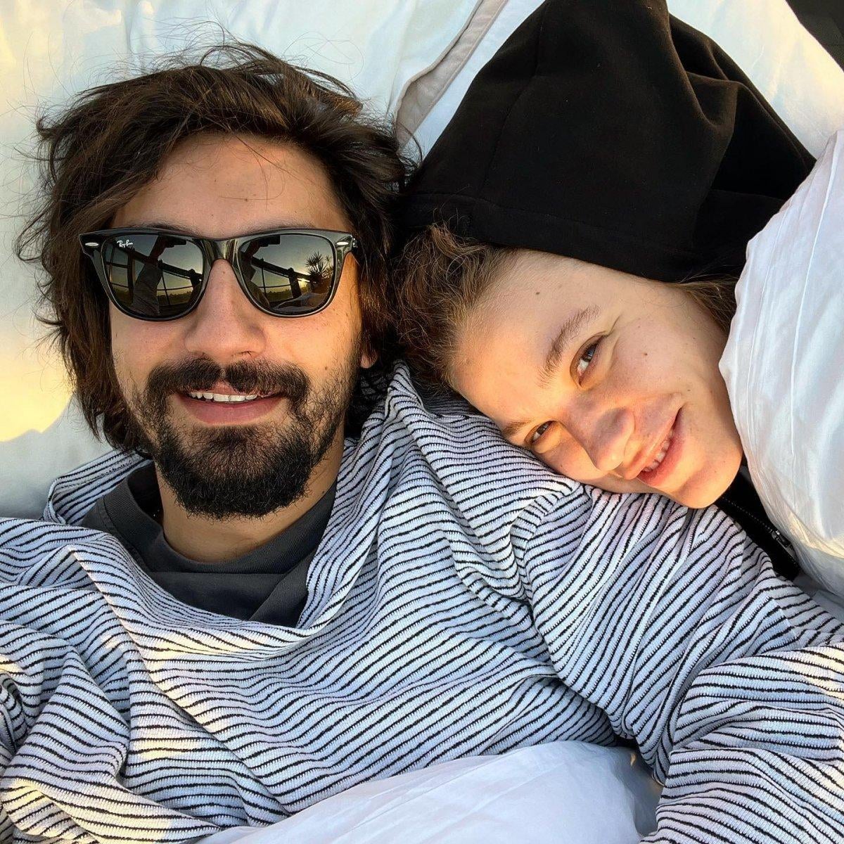 Serenay Sarıkaya’dan mini şortlu pozlar