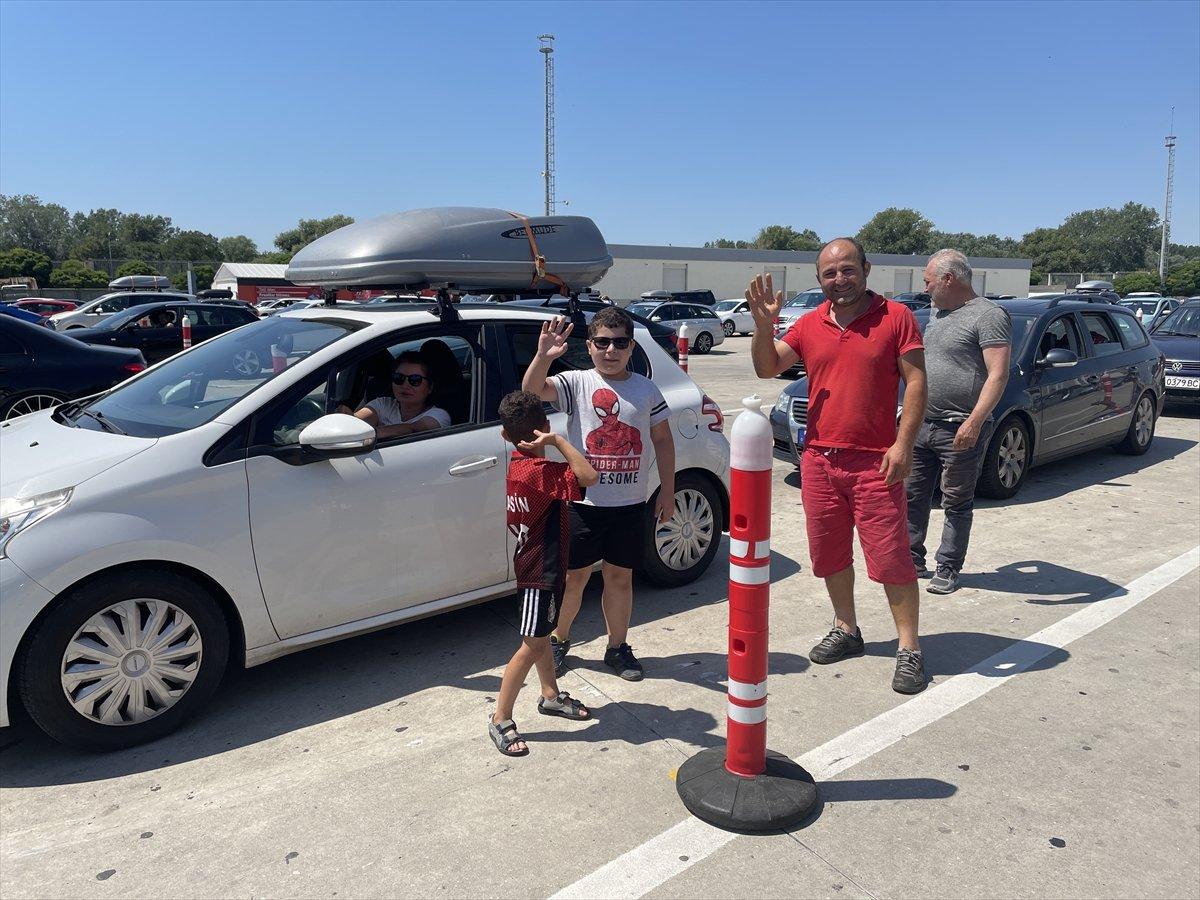 Gurbetçiler vatanlarına ulaşmanın mutluluğunu yaşıyor