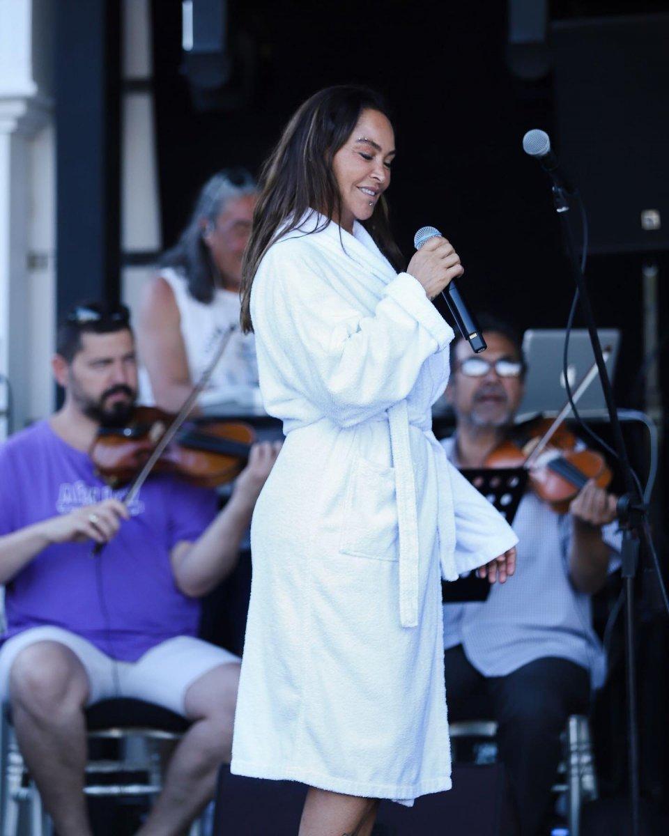 Hülya Avşar’ın bornozlu hali şaşırttı