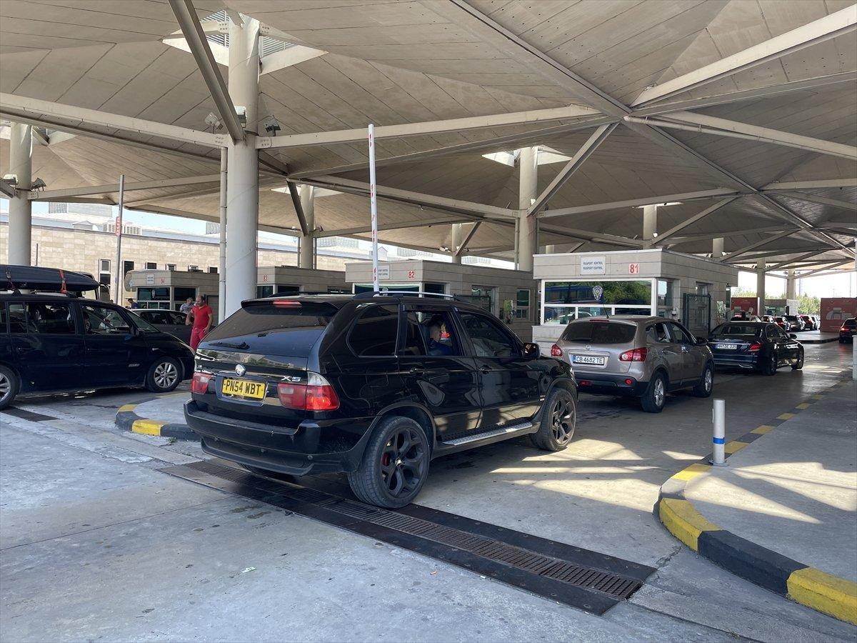 Gurbetçiler vatanlarına ulaşmanın mutluluğunu yaşıyor