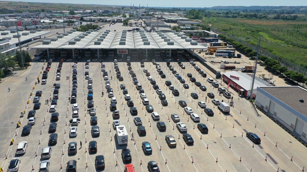 Gurbetçiler vatanlarına ulaşmanın mutluluğunu yaşıyor