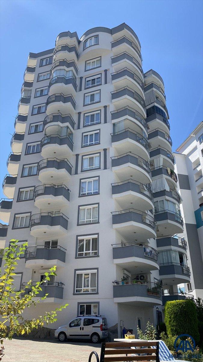 Antalya'da balkondan çarşafla inmeye çalışırken 10. kattan düştü