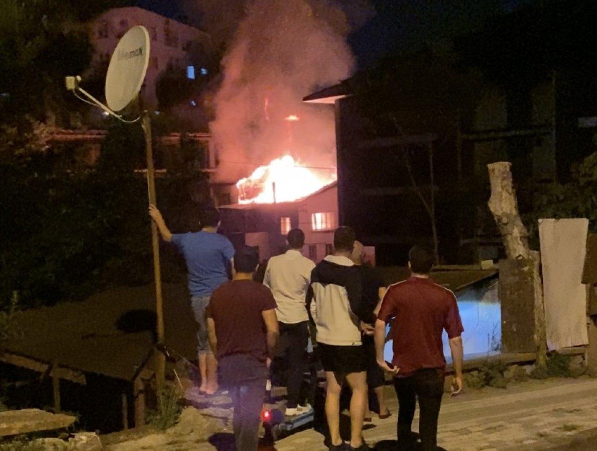 Üsküdar'da iki katlı bina yandı