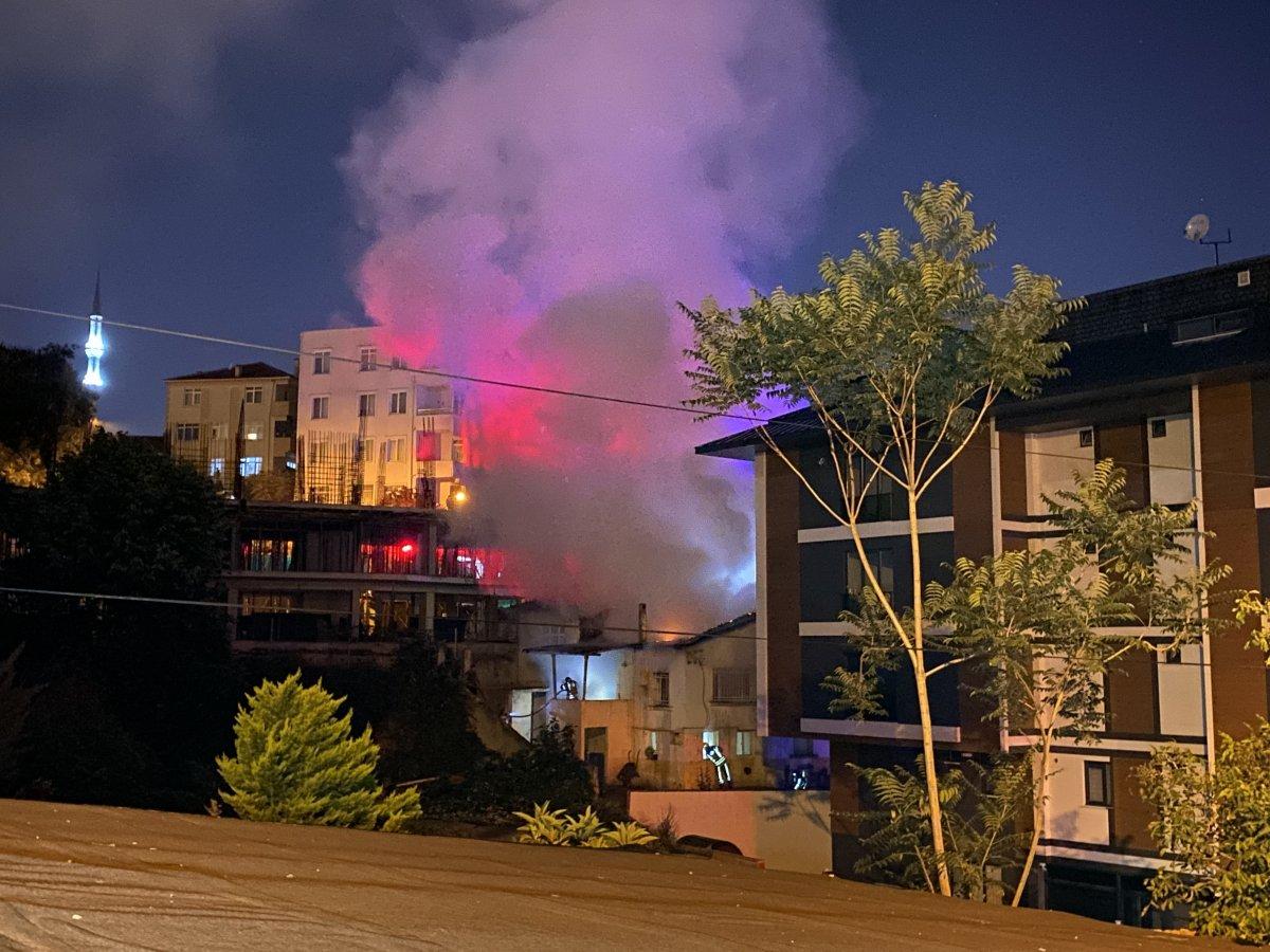 Üsküdar'da iki katlı bina yandı