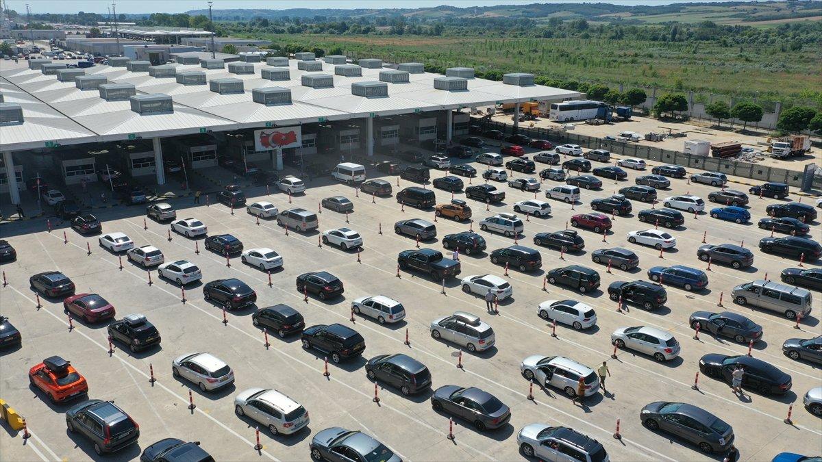 Gurbetçiler vatanlarına ulaşmanın mutluluğunu yaşıyor