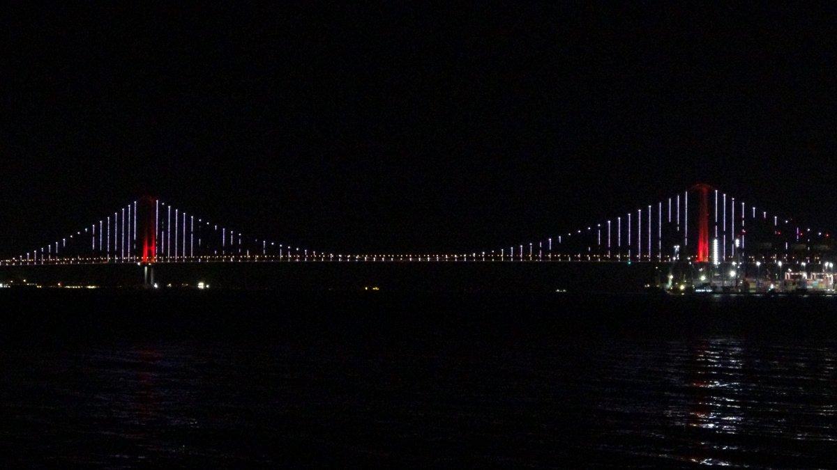 Osmangazi Köprüsü 15 Temmuz'da kırmızı-beyaza büründü