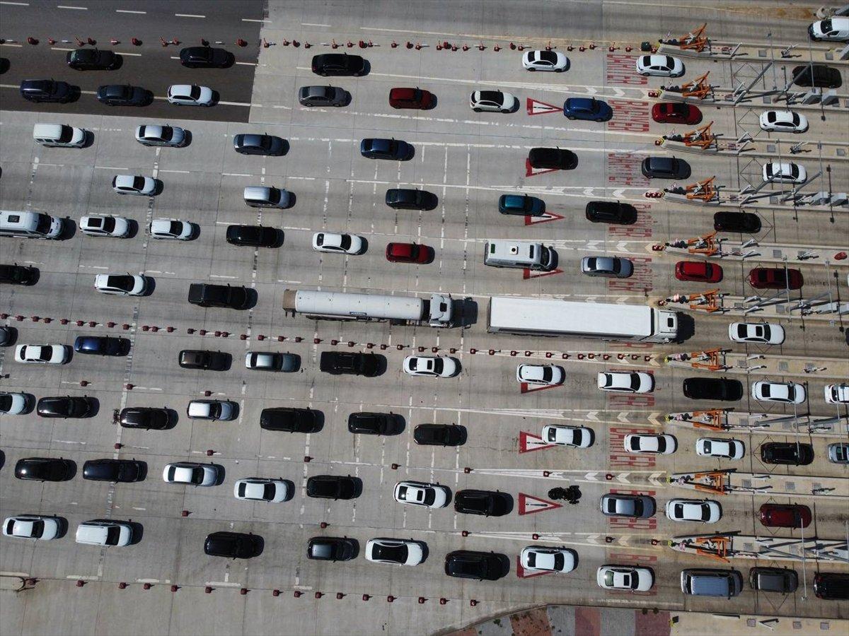 İstanbul'da tatilcilerin dönüş trafiği sürüyor