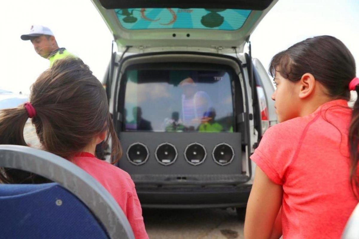 Süleyman Soylu, 'trafik tayfa' aracında çocuklarla çizgi film izledi