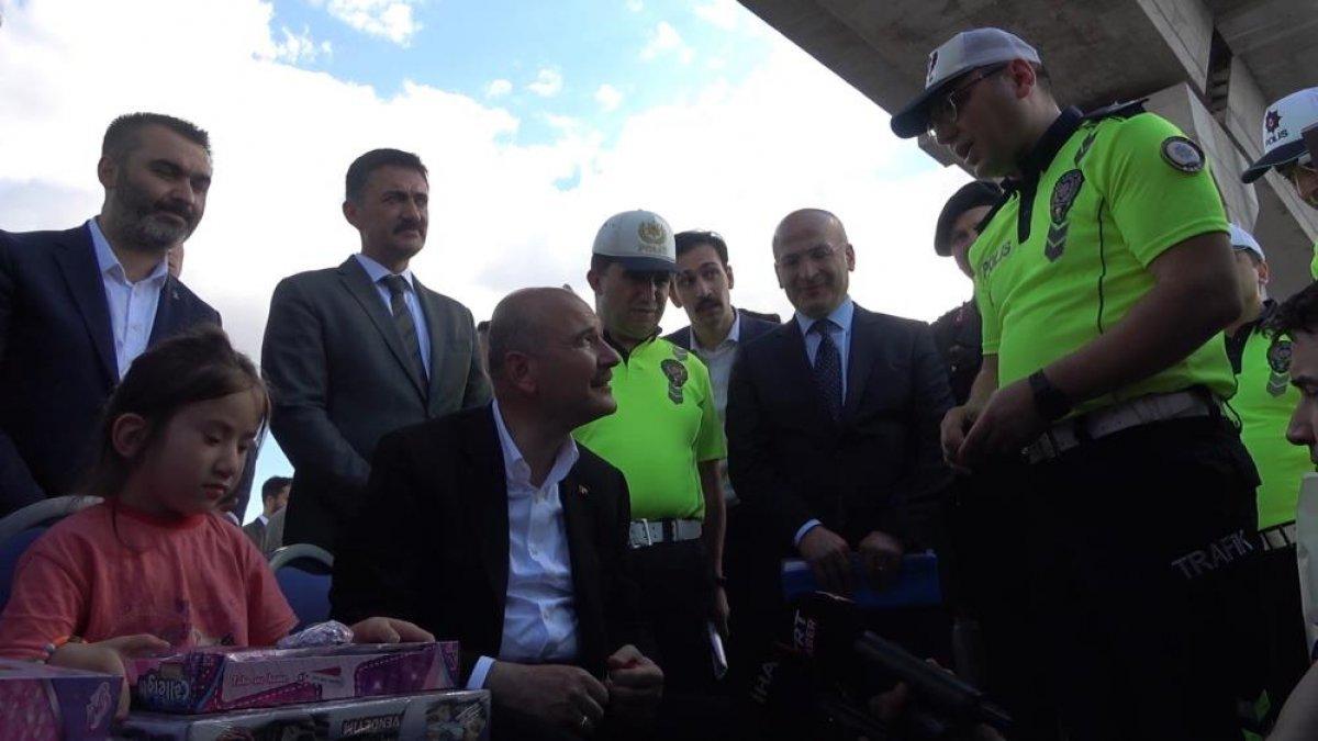 Süleyman Soylu, 'trafik tayfa' aracında çocuklarla çizgi film izledi