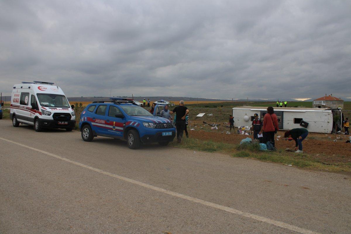 Kayseri'de tur otobüsü şarampole devrildi