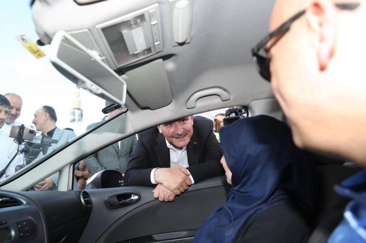 Süleyman Soylu, 'trafik tayfa' aracında çocuklarla çizgi film izledi