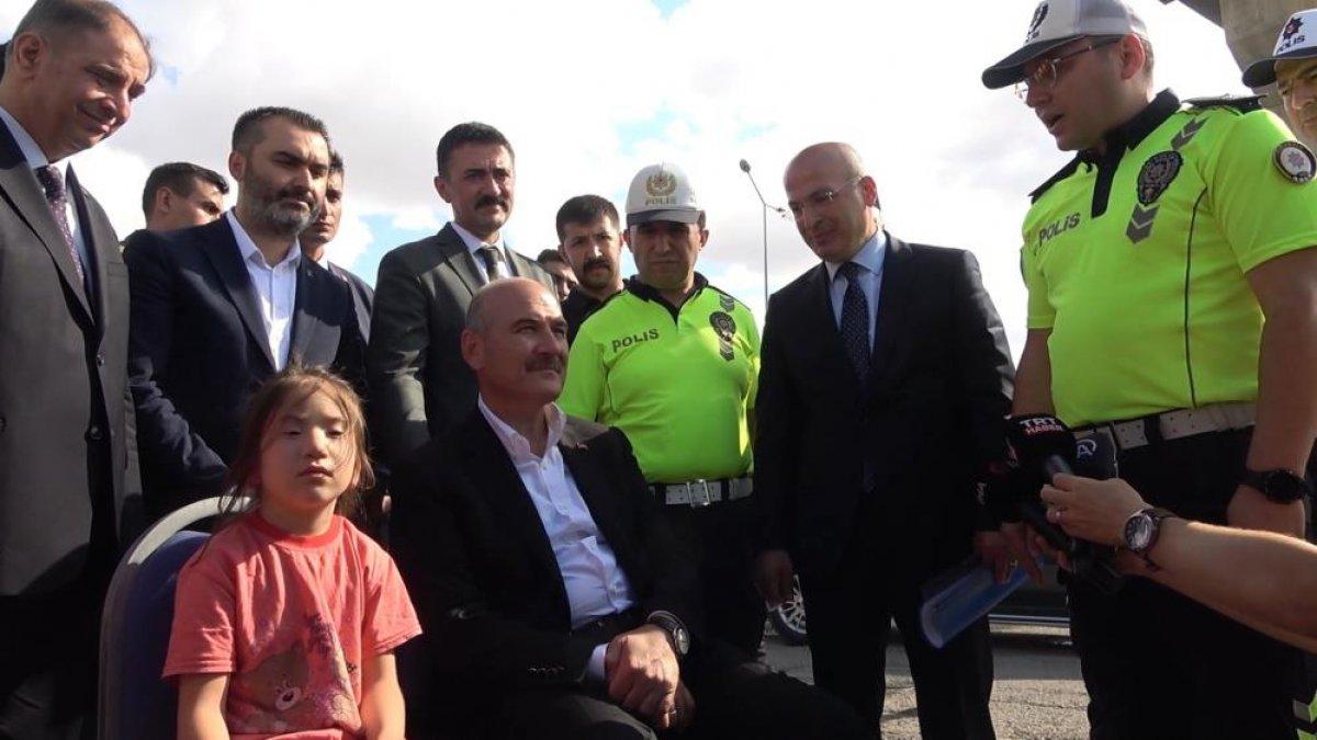 Süleyman Soylu, 'trafik tayfa' aracında çocuklarla çizgi film izledi
