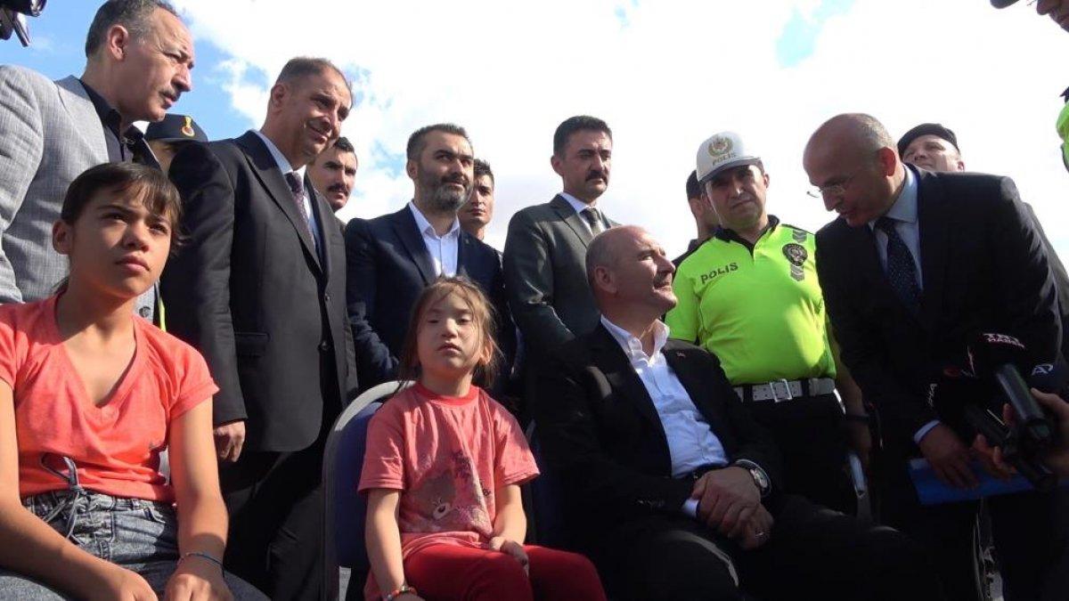 Süleyman Soylu, 'trafik tayfa' aracında çocuklarla çizgi film izledi