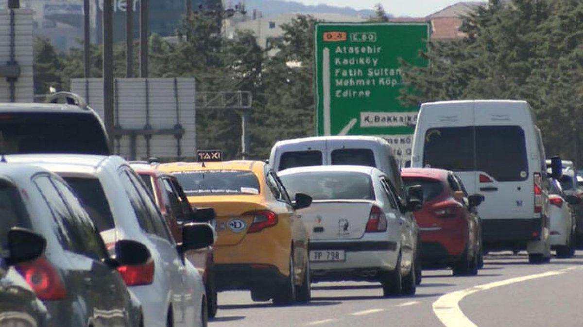 İstanbul'da tatilcilerin dönüş trafiği sürüyor