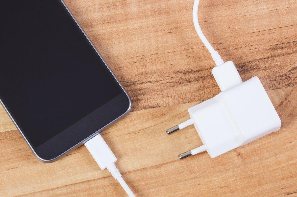 Cep telefonunu şarj ederken ömrünü kısaltan en büyük 4 hata