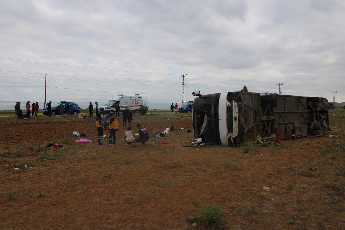 Kayseri'de tur otobüsü şarampole devrildi
