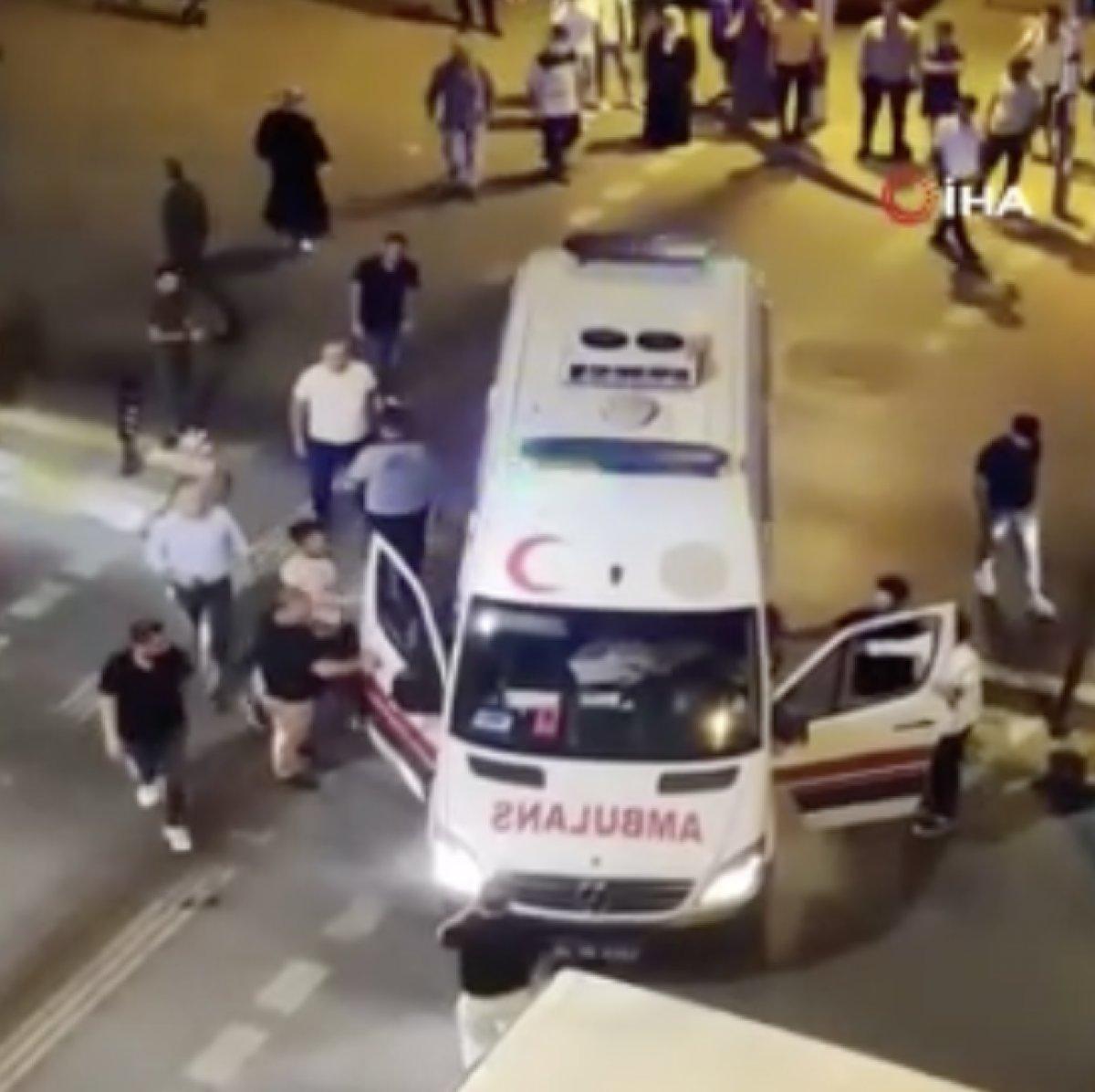 Esenyurt'ta hızlı giden ambulansa küfredince kavga çıktı