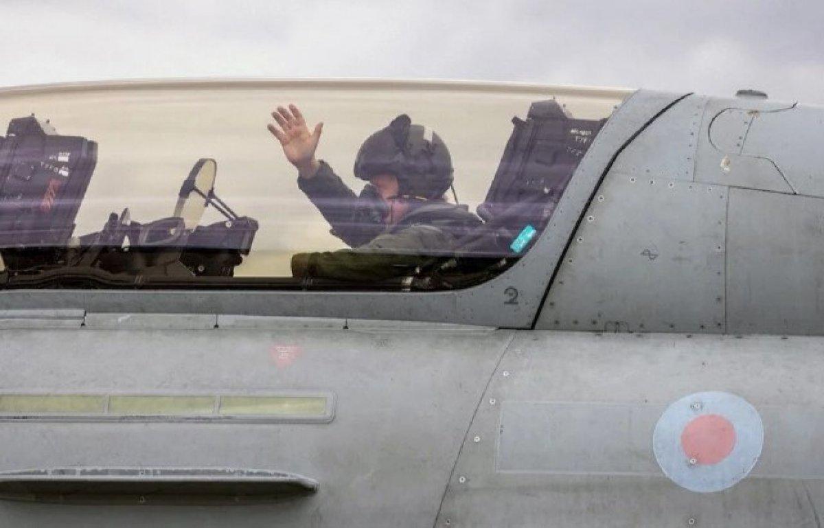 Boris Johnson, savaş uçağı kullandı