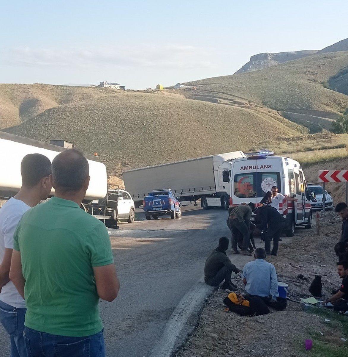 Ankara'da minibüs ile tanker çarpıştı: 8 yaralı