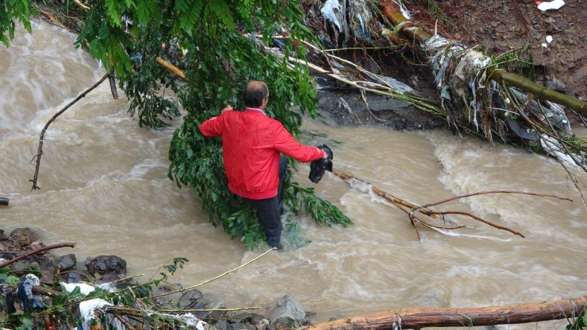 Ordu'da evine gitmek isteyen vatandaş dereden karşıya geçti
