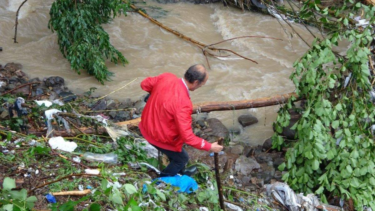 Ordu'da evine gitmek isteyen vatandaş dereden karşıya geçti