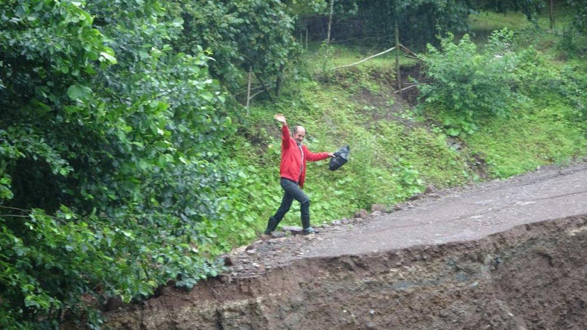 Ordu'da evine gitmek isteyen vatandaş dereden karşıya geçti