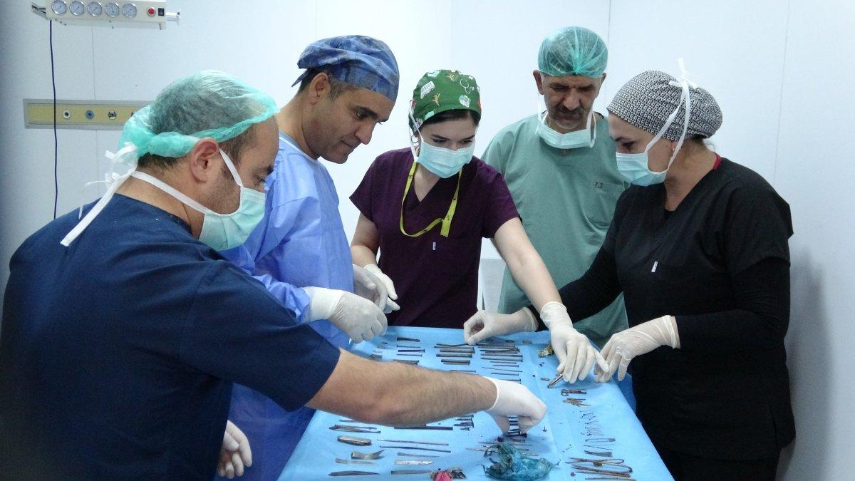 Van'daki hastanın midesinden çok sayıda kesici alet çıktı