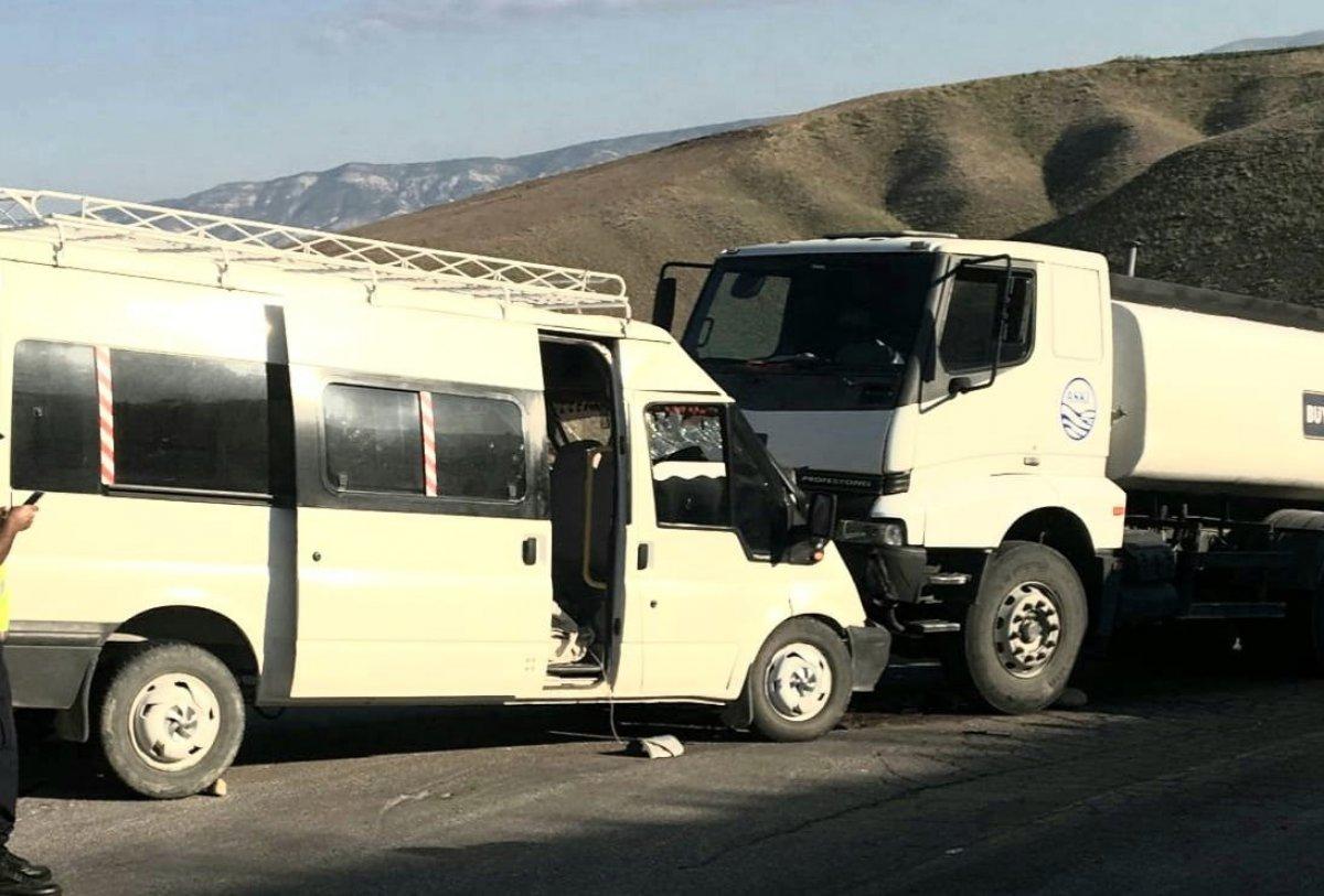 Ankara'da minibüs ile tanker çarpıştı: 8 yaralı