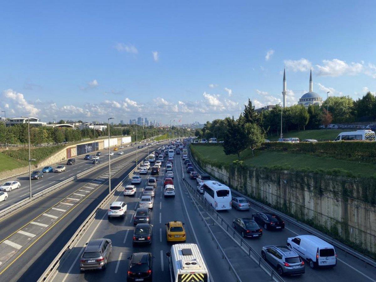 İstanbul'da bayram dönüşü trafik yoğunluğu oluştu