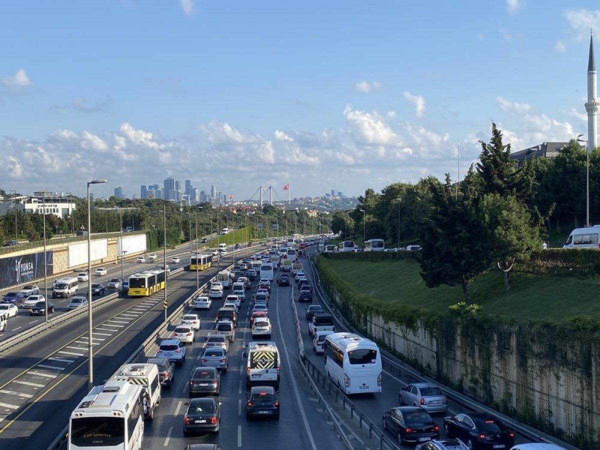 İstanbul'da bayram dönüşü trafik yoğunluğu oluştu