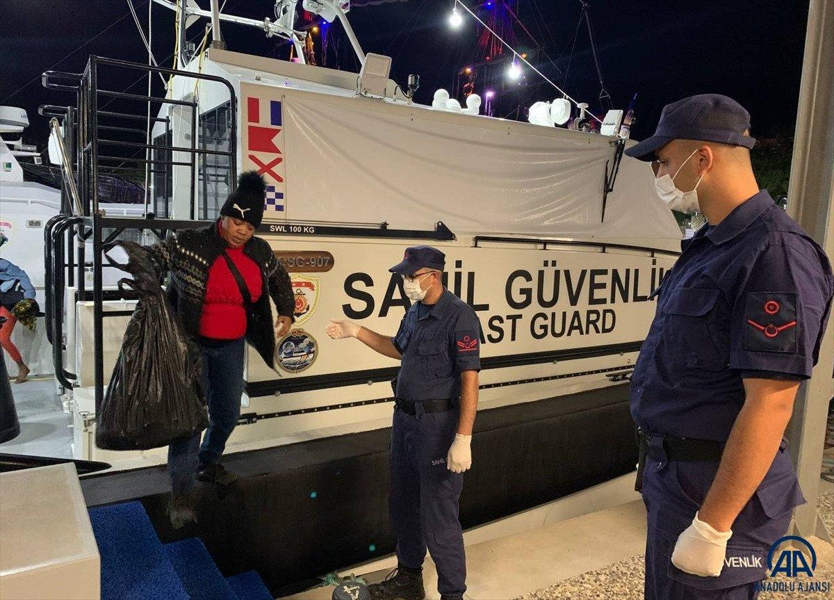 İzmir açıklarında 163 düzensiz göçmen kurtarıldı, 92 göçmen yakalandı