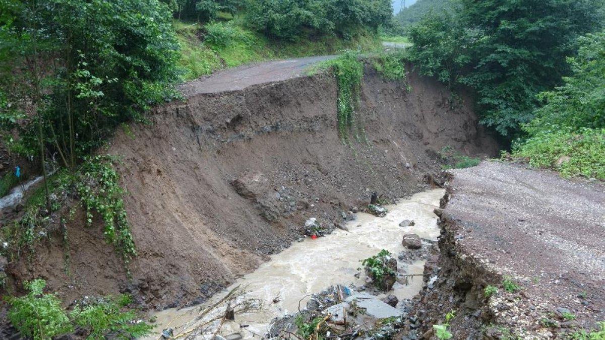 Ordu'da evine gitmek isteyen vatandaş dereden karşıya geçti