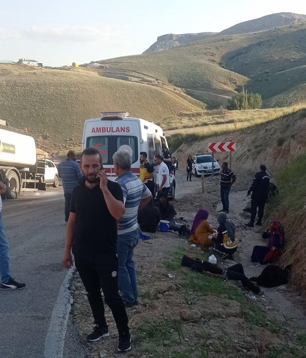 Ankara'da minibüs ile tanker çarpıştı: 8 yaralı