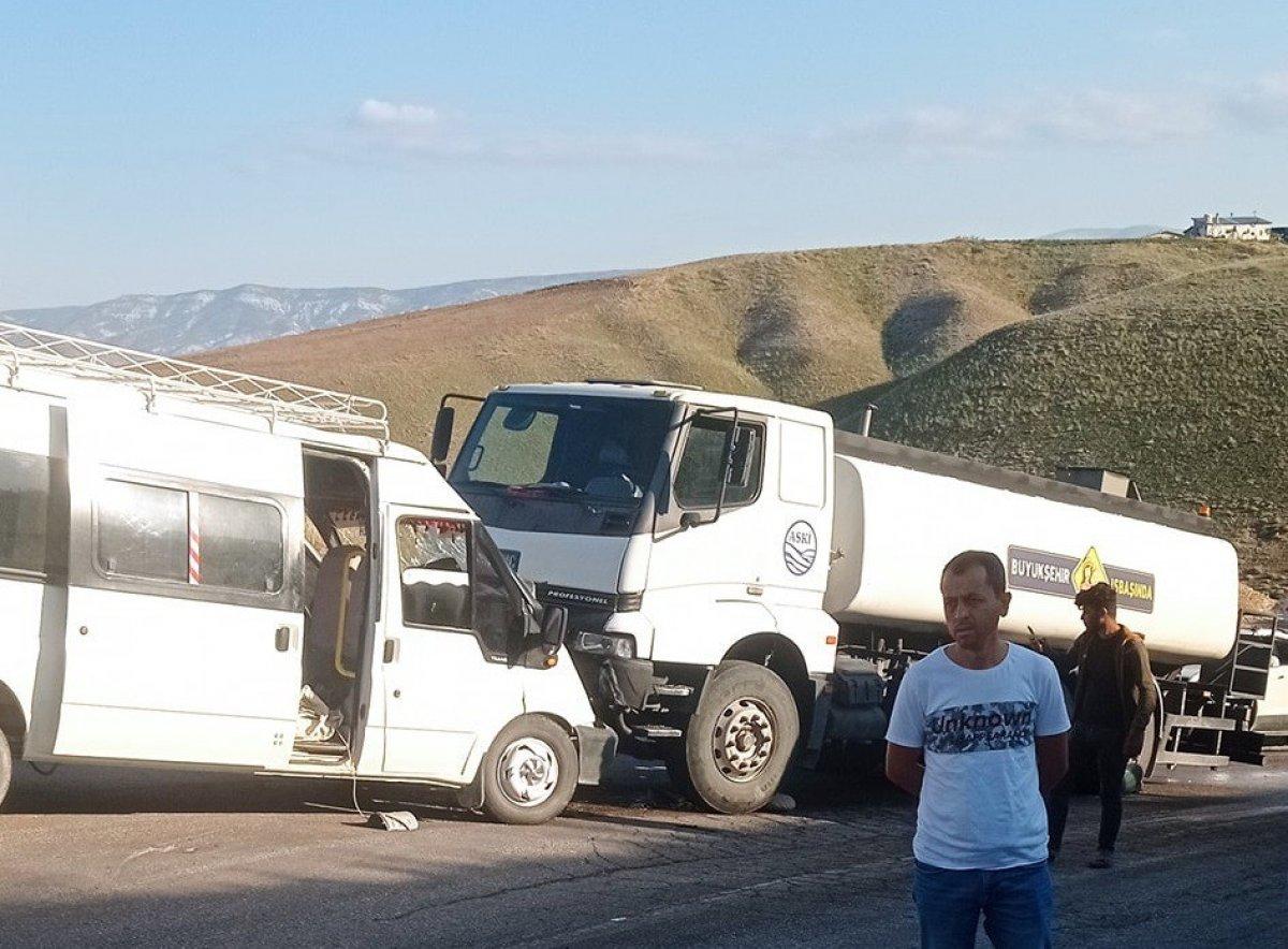 Ankara'da minibüs ile tanker çarpıştı: 8 yaralı