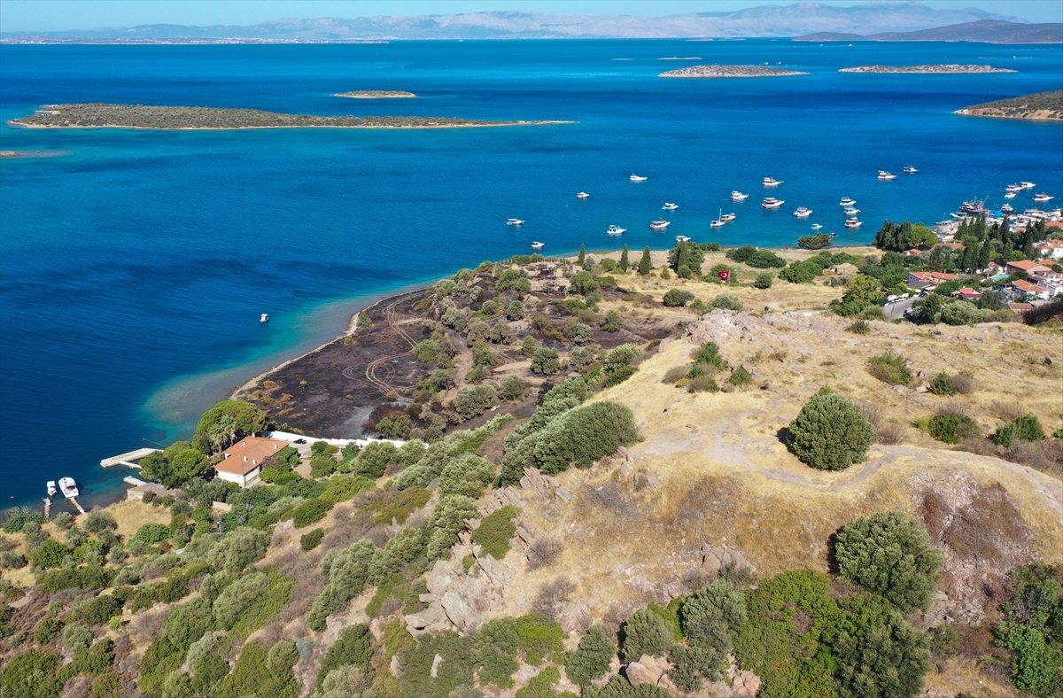 Çeşme’de yanan otluk alanda soğutma çalışmaları sürüyor