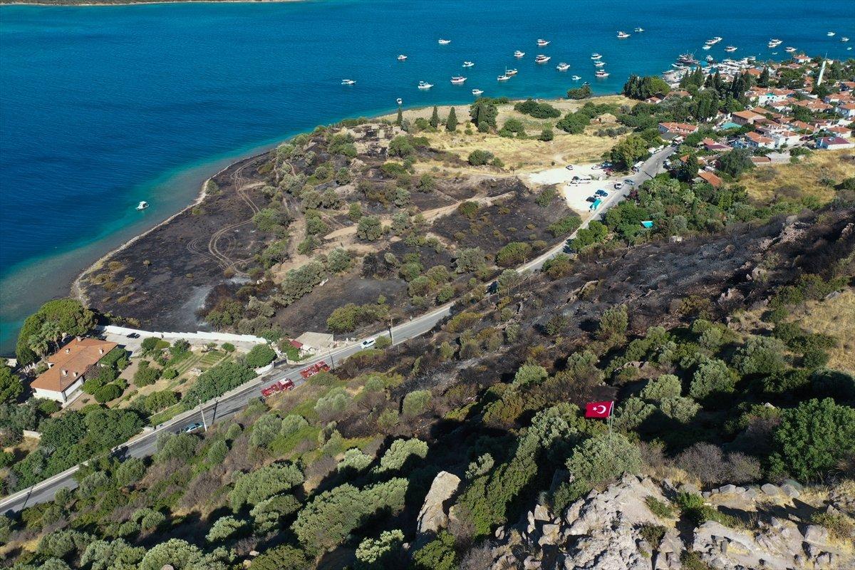 Çeşme’de yanan otluk alanda soğutma çalışmaları sürüyor