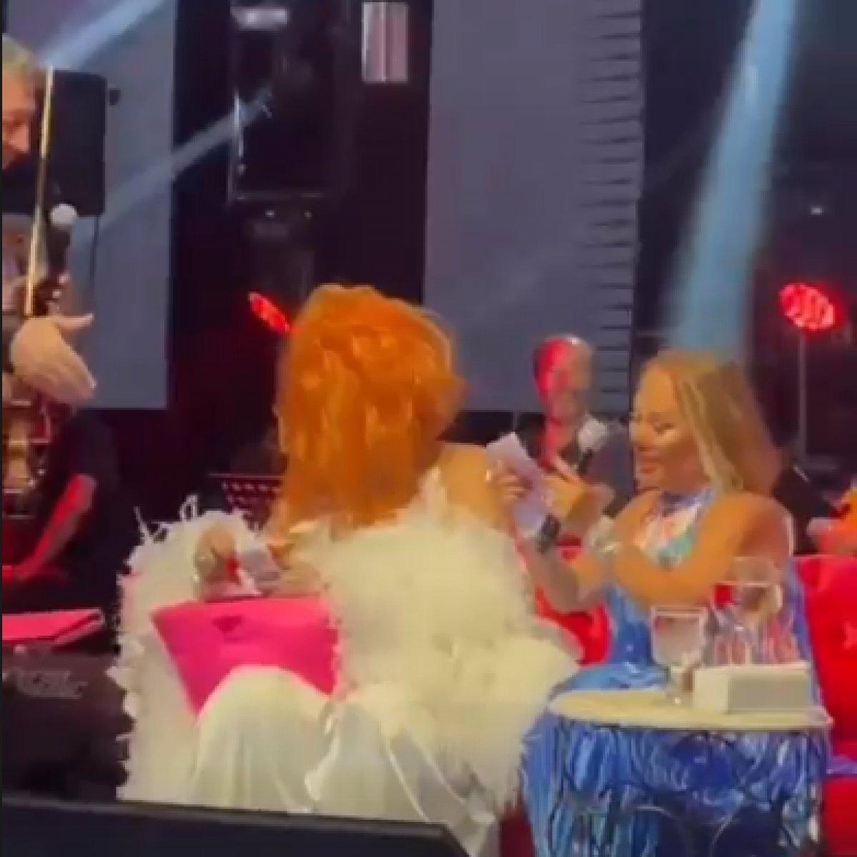 Bülent Ersoy, Safiye Soyman'a sahnede para verdi