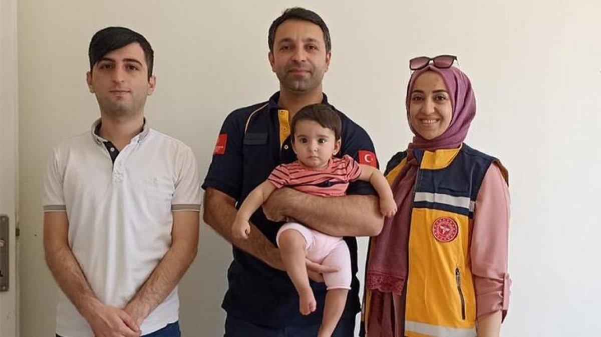 Batman'da boğazına cisim kaçan bebeği 112 görevlisinin talimatlarıyla kurtardı