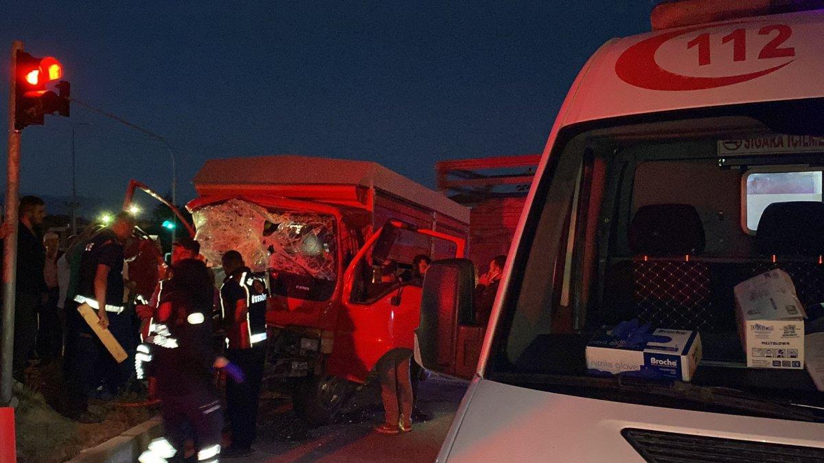 Afyonkarahisar'da kamyonlar kaza yaptı: 2 yaralı